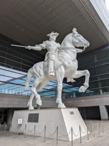 名古屋国際会議場の中庭に面して立つ、巨大なスフォルツァ騎馬像